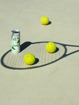all i need Dose auf einem Tennisplatz