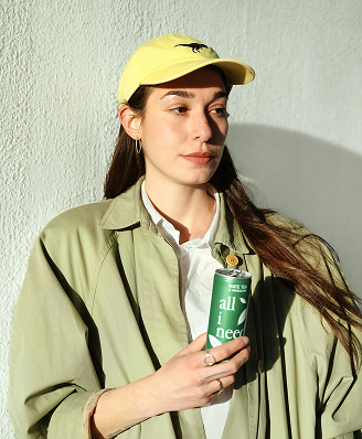 Frau mit all i need Mate Tea Dose